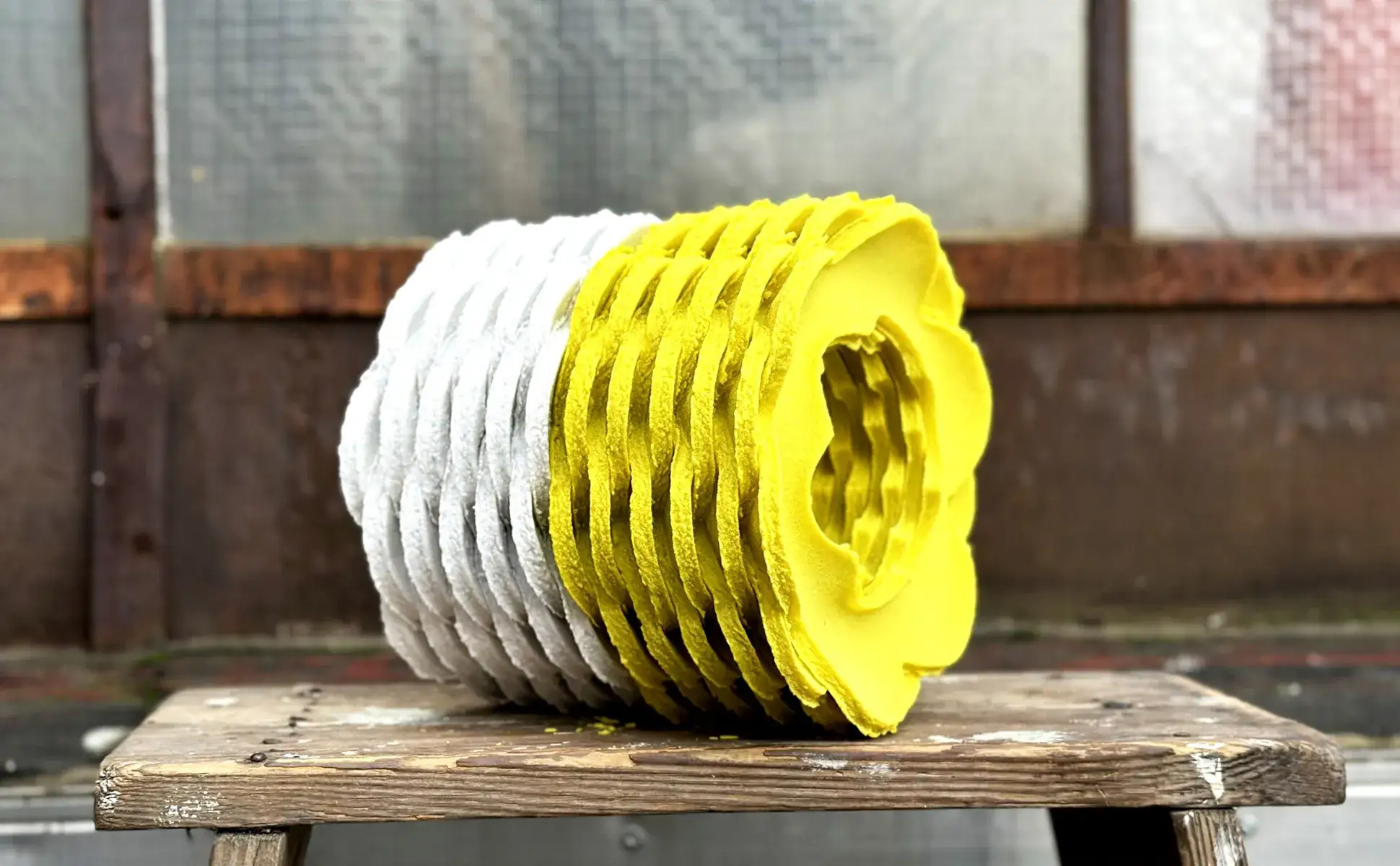 Sculpture de verre blanc et jaune Vive le printemps - Desislava Stoilova